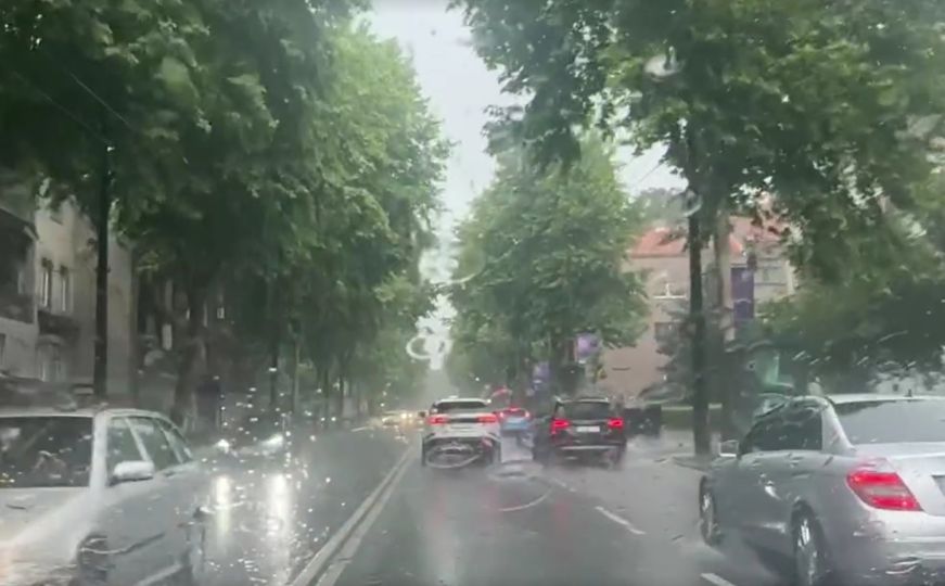 Pogledajte snimke nevremena u Sarajevu: Kiša pada 'iz neba i iz zemlje'