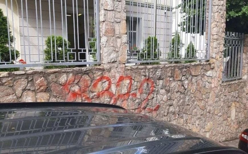 Sarajevo: Na ambasadama Mađarske i Slovačke ispisani grafiti
