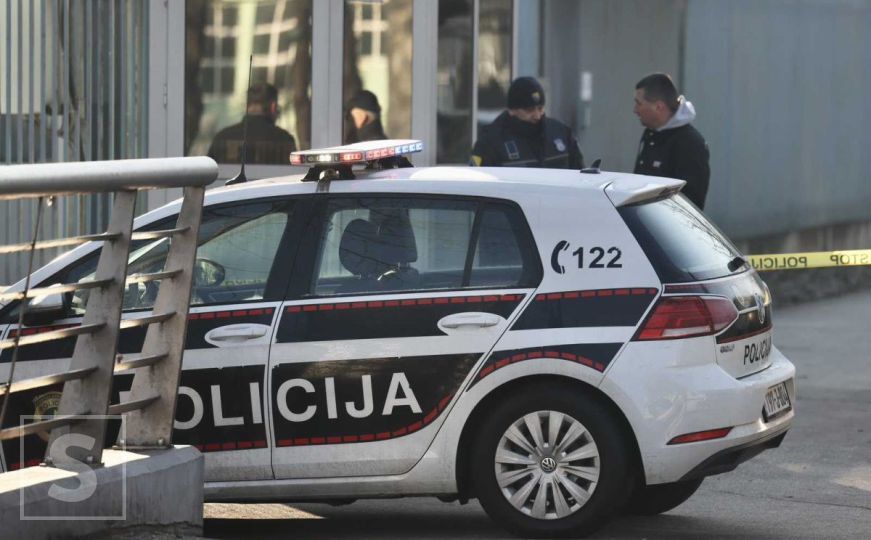 Sarajevski policajci spasili muškarca iz Miljacke, prebačen je na KCUS