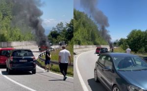 Nesreća na cesti u BiH: Gori automobil, stvorio se veliki oblak dima