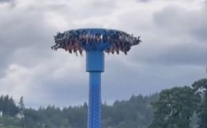Zaglavila se sprava u lunaparku: Ljudi visili naopako na 30 metara visine
