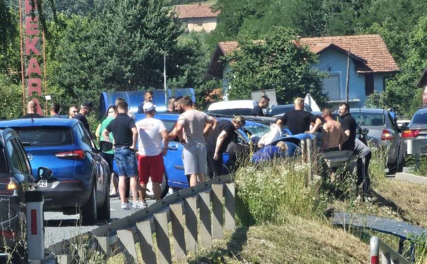 Stravična nesreća u BiH: U sudaru automobila povrijeđeno sedam osoba