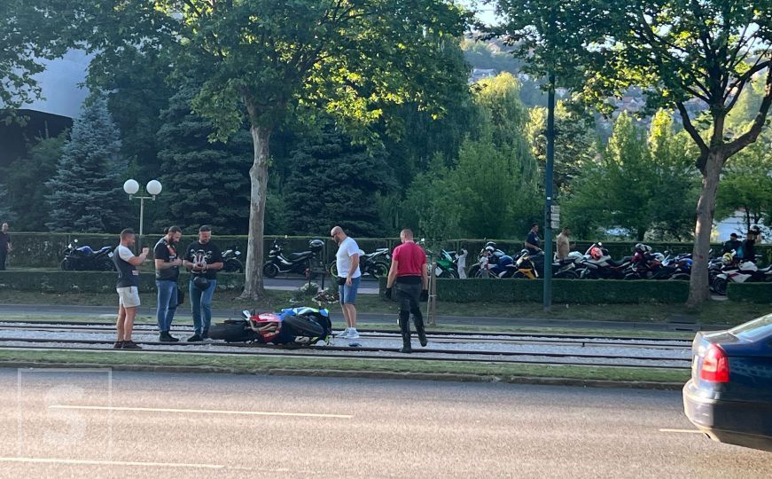 Saobraćajna nesreća u Sarajevu: Motocikl završio na tramvajskim šinama