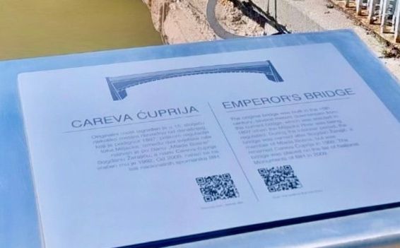 U Sarajevu obnovljene ploče pored mostova: Sada građani i turisti mogu saznati nešto više o njima