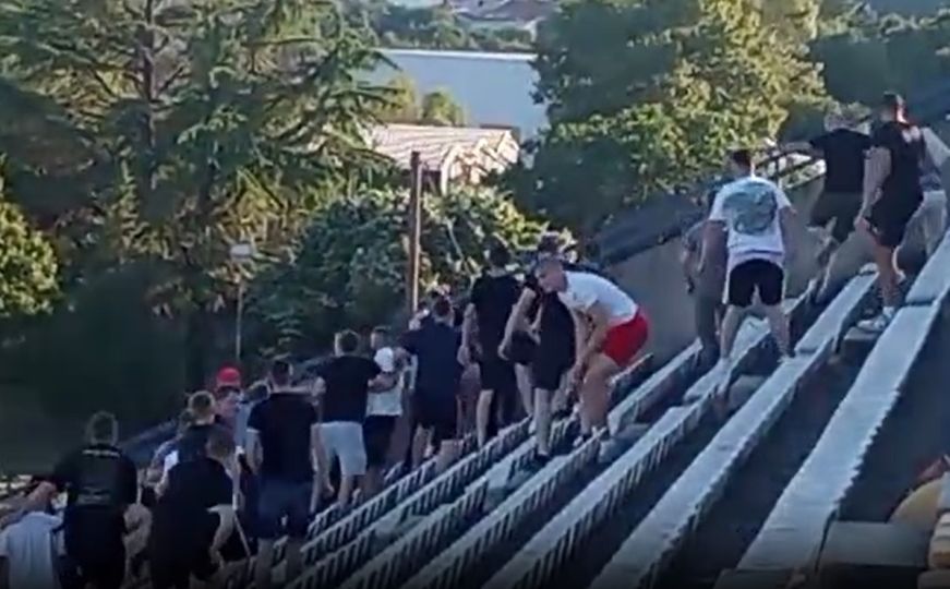 Sramotne scene na stadionu u BiH: Pogledajte sukob navijača na tribinama i skandalozno skandiranje