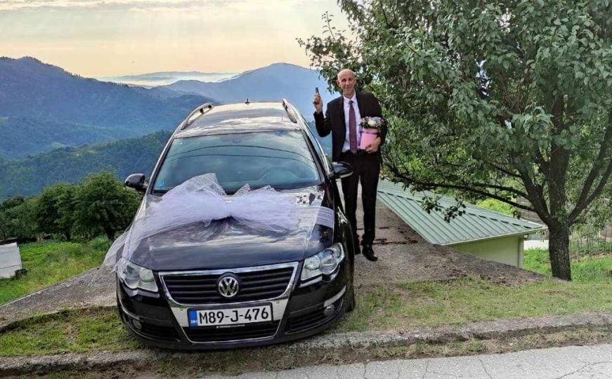 Džematlije iz BiH nakon bajram-namaza poklonile automobil efendiji povodom odlaska u penziju