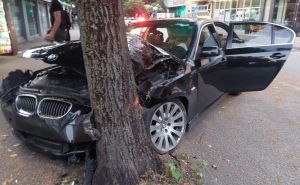 Saobraćajna nesreća u bh. gradu: Vozač BMW-a se zabio u stablo