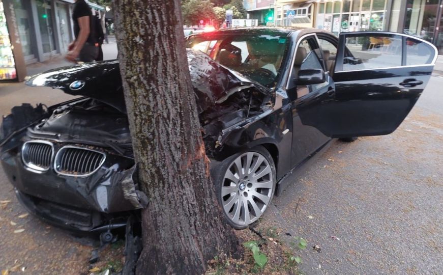 Saobraćajna nesreća u bh. gradu: Vozač BMW-a se zabio u stablo