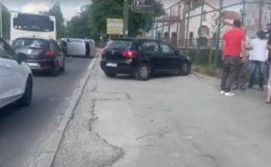 Teška saobraćajna nesreća u Sarajevu: Jedan automobil završio na krovu