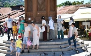 Toplotni udar u Sarajevu: Spas od vrućina građani traže u hladu i javnim česmama