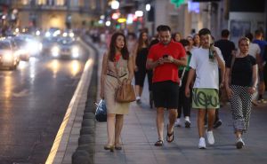Ugodna noć u Sarajevu izmamila građane u šetnju: Prepoznajete li nekoga na fotografijama?