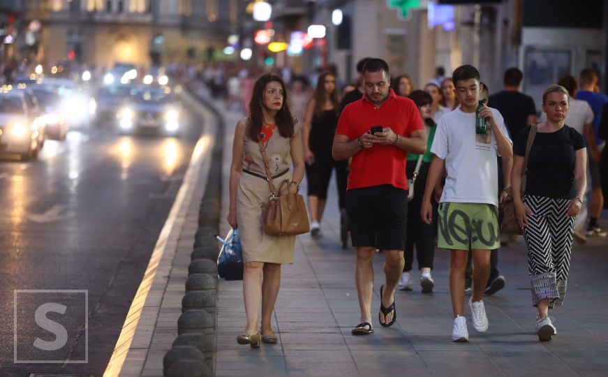 Ugodna noć u Sarajevu izmamila građane u šetnju: Prepoznajete li nekoga na fotografijama?