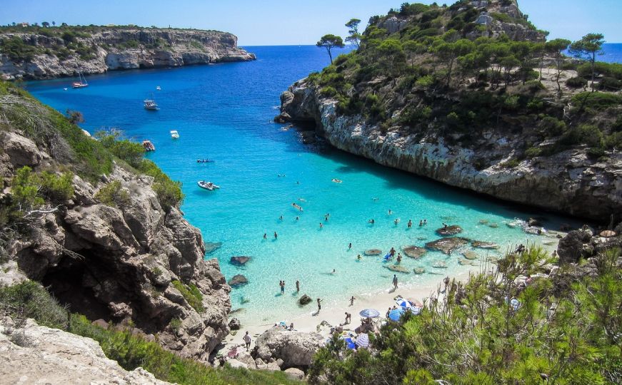 Snimke iz mediteranskog raja šire se društvenim mrežama: Turisti pobjegli s plaže glavom bez obzira