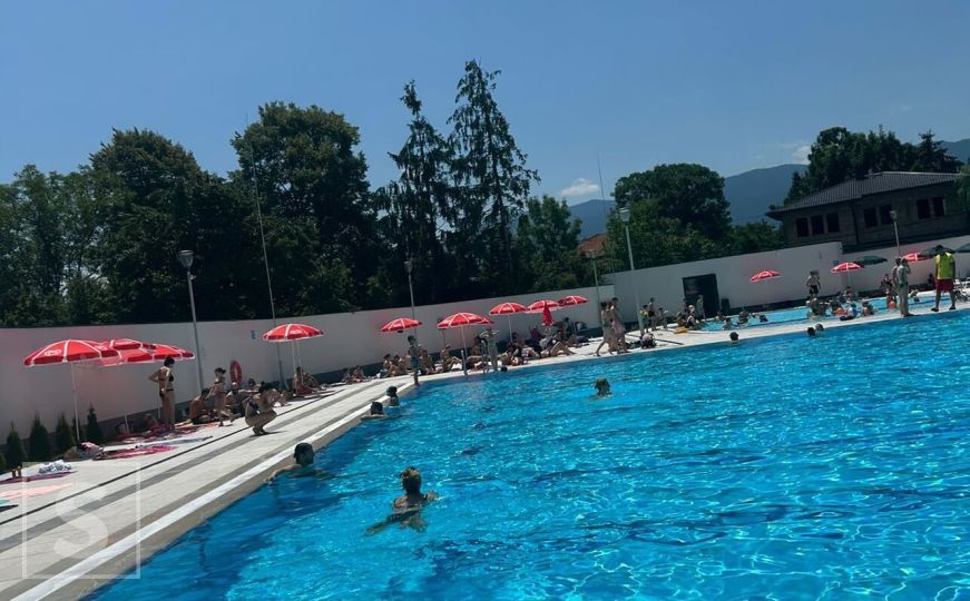 Ekstremne vrućine stigle prije ljeta: Građani potražili osvježenje na bazenima