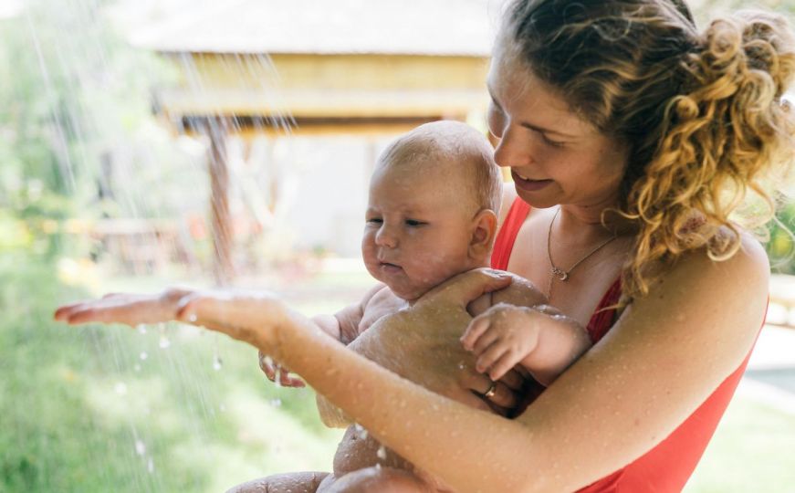Beba i vrućine: Kako pomoći djetetu i spriječiti pregrijavanje?