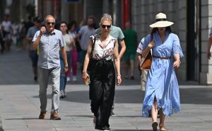 Paklene vrućine u Sarajevu: Ljetne haljine i slamnati šeširi kao neizostavni modni dodaci