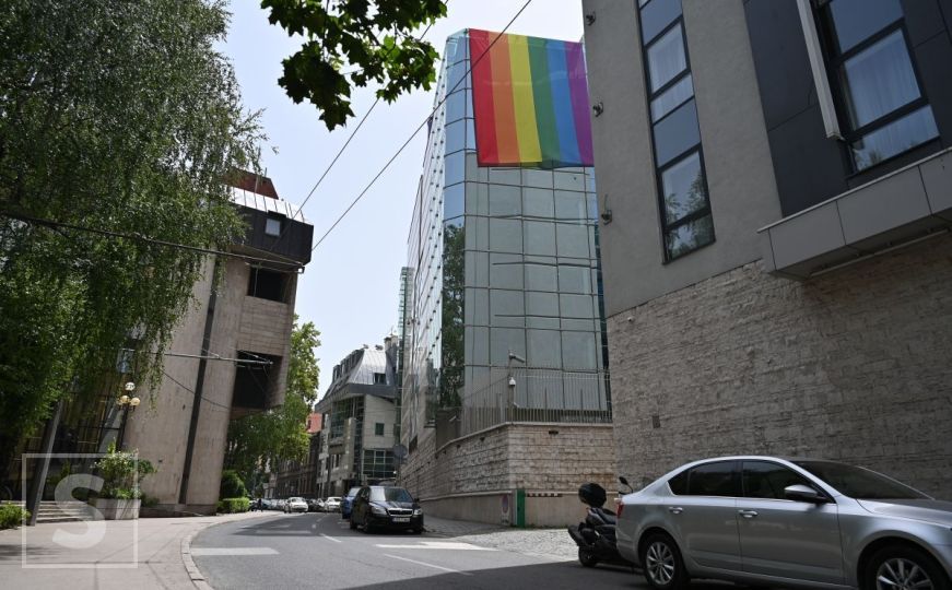 Na zgradi Delegacije Evropske unije u Sarajevu zavijorila se zastava duginih boja