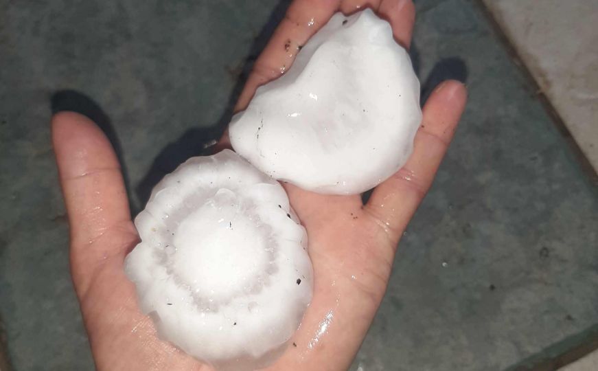 Olujno nevrijeme zahvatilo još jedan grad u BiH:  Padao led veličine teniske loptice