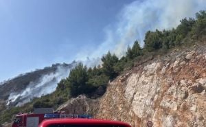 Veliki požar kod Dubrovnika: Vatra se brzo širi, a Jadranska magistrala je zatvorena