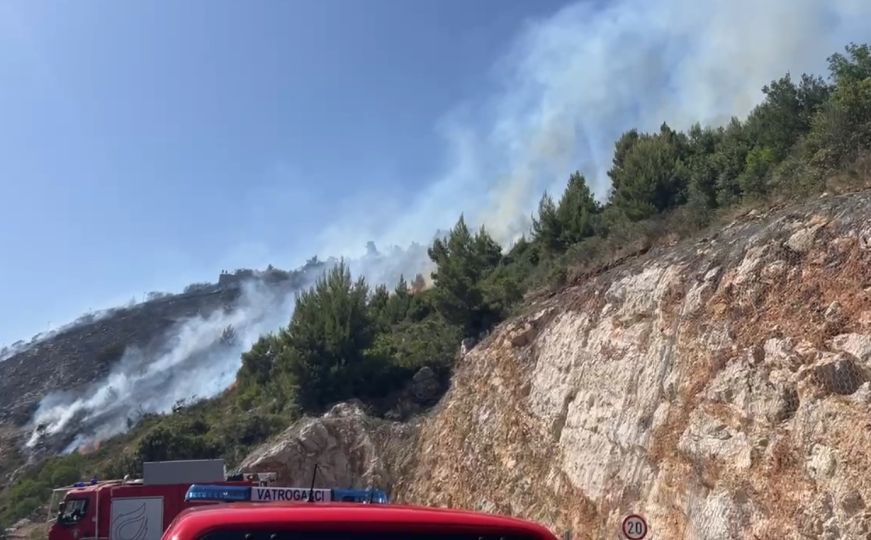 Veliki požar kod Dubrovnika: Vatra se brzo širi, a Jadranska magistrala je zatvorena