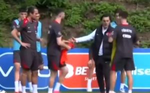 Snimak sa treninga razljutio Tursku: Trener miljenika publike odstranio od ostatka ekipe