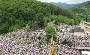 Više desetina hiljada vjernika hodočastilo sv. Ivi u Podmilačje