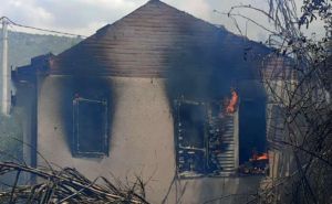 Požar u BiH: Jedna kuća izgorjela, druga spašena u dramatičnom incidentu