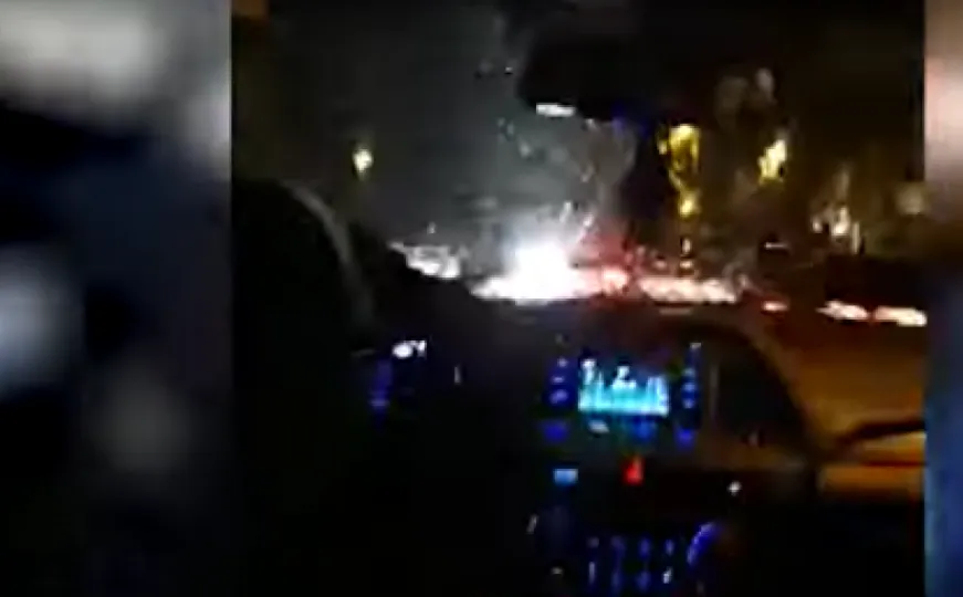 Vožnja iz "noćne more": Taksista putnicima nije dao van, upustio se u potjeru drugog automobila