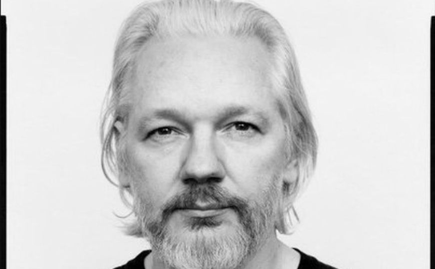 Pojavio se snimak Juliana Assangea kako ulazi u avion: Pogledajte kako izgleda
