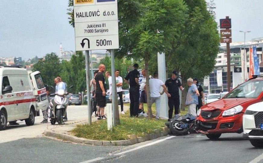 Nova saobraćajna nesreća u Sarajevu: Motociklista i suvozač prevezeni na KCUS