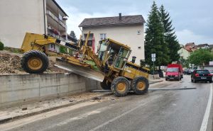 Nesreća na radu u BiH: Greder sletio s puta, vozač teško povrijeđen