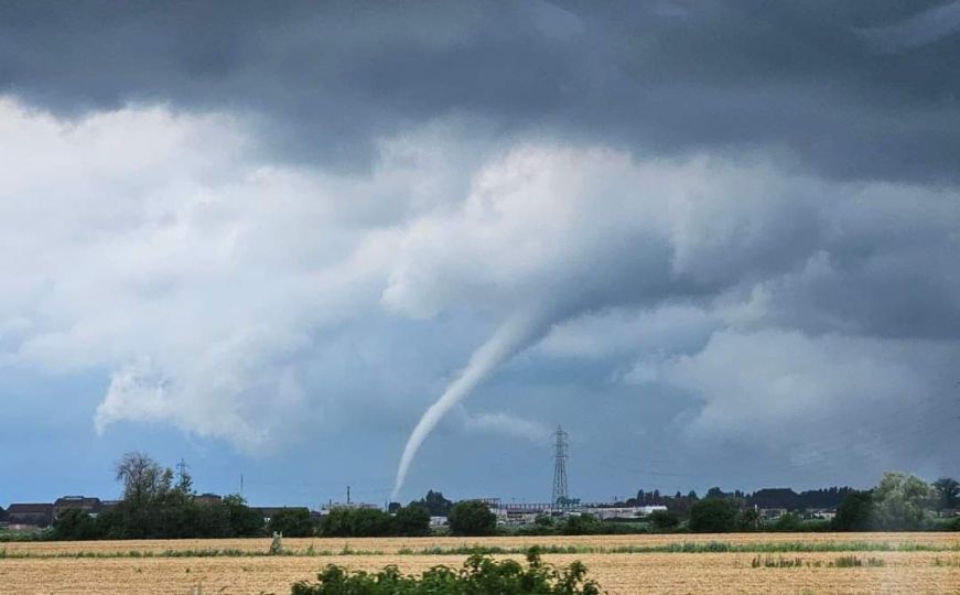 Olujno nevrijeme pogodilo Italiju: Nastao tornado, vatrogasci spašavaju stanovništvo