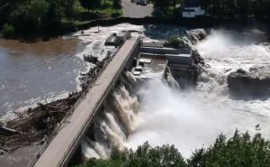 Zastrašujući snimci: Prelila se brana Rapidan, voda nosi sve pred sobom