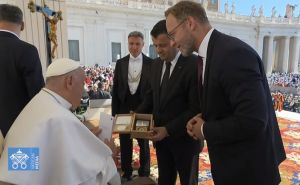 Ministar Sevlid Hurtić razgovarao s papom Franjom i poklonio mu knjigu o genocidu u Srebrenici