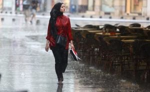 'Ništa mi neće ovi dan pokvarit': Skinula tenisice i bosa na kiši prošetala gradom