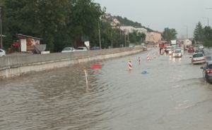 Kolaps u Sarajevu: Voda poplavila ceste, automobili se jedva kreću u ovom dijelu grada