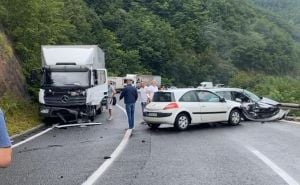 Nova saobraćajna nesreća u BIH: Učestvovala dva automobila i kamion