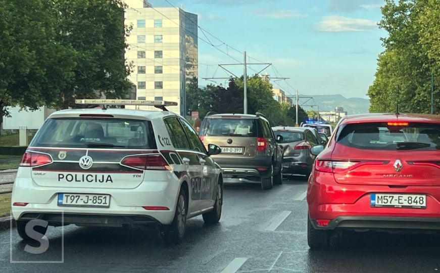 Lančani sudar šest automobila u Sarajevu, na terenu policija i Hitna pomoć