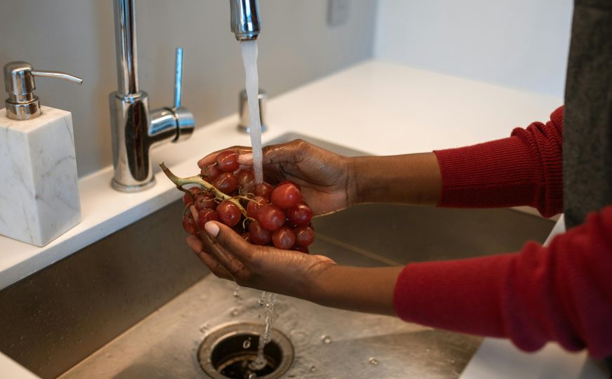 Stručnjak otkriva: Ovo je ispravna metoda pranja voća i povrća za uklanjanje pesticida i hemikalija