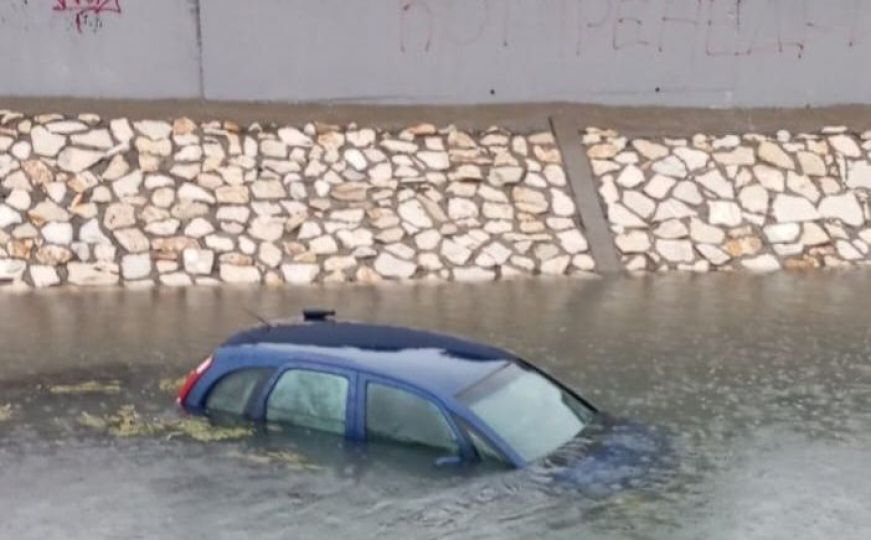 Nesvakidašnji prizor u bh. gradu: Automobil završio u kanalu
