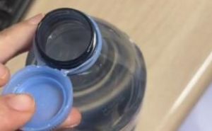 Genijalan TikTok trik: Evo kako piti iz plastičnih flaša s neodvojivim čepovima