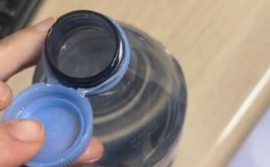 Genijalan TikTok trik: Evo kako piti iz plastičnih flaša s neodvojivim čepovima