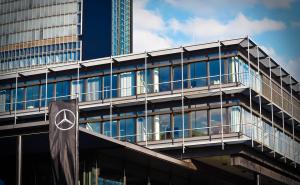 Desetine hiljada Mercedesovih radnika ispred zgrade njemačkog giganta: "Zaposlenici su bijesni"