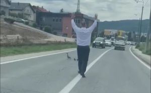 Fotografija dana: Muškarac u Vogošći zaustavio saobraćaj kako bi patka sa pačićima prešla cestu