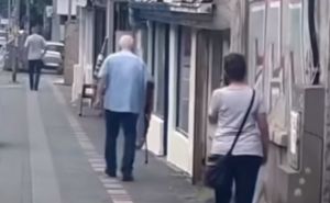 Stariji muškarac šetao s puškom u centru Beograda, snimak obišao društvene mreže