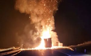Zapalio se kamion na autoputu u BiH: Saobraćaj obustavljen