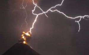 Spektakularni snimci iz Guatemale: Grom udario direktno u aktivni vulkan