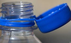 Uskoro u EU sve plastične boce morat će imati nerazdvojne čepove: Evo zašto je to loša ideja