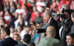 Erdogan na tribinama u Berlinu, evu u čijem društvu prati utakmicu