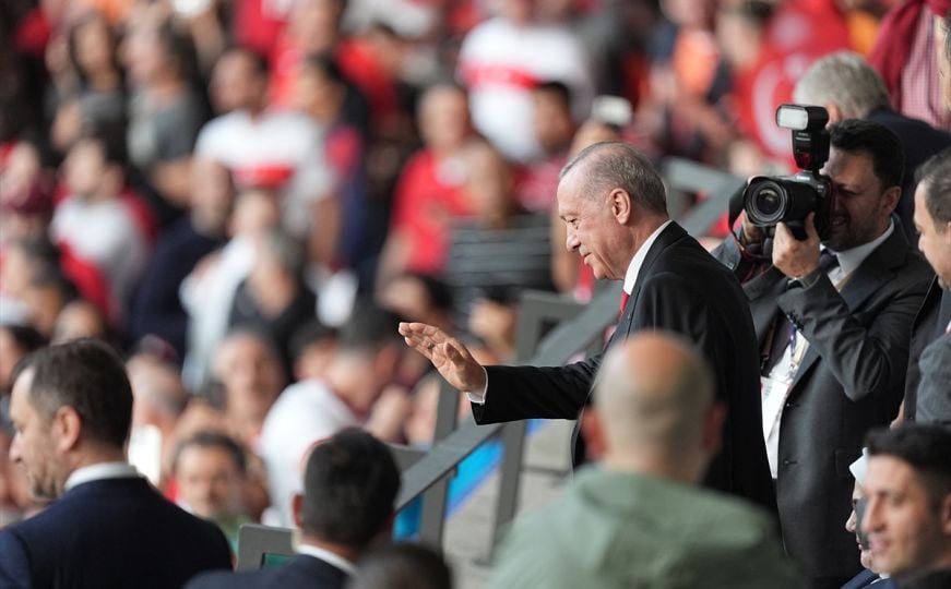 Erdogan na tribinama u Berlinu, evu u čijem društvu prati utakmicu